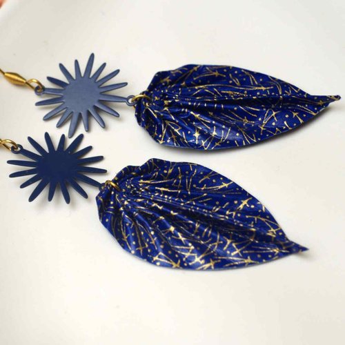 Boucles d’oreilles feuilles origami avec du papier bleu nuit & or