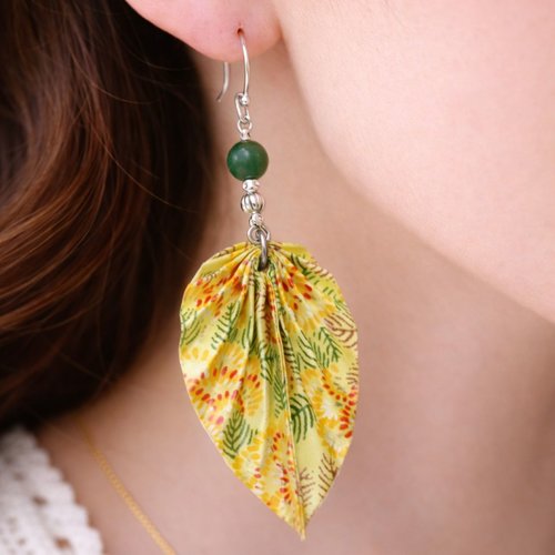 Boucles d’oreilles feuilles origami avec du papier japonais jaune & vert et dormeuse en plaqué argent