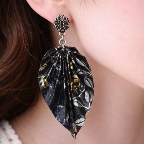 Boucles d’oreilles feuilles origami avec du papier japonais noir, argent & or, puces en acier vieilli