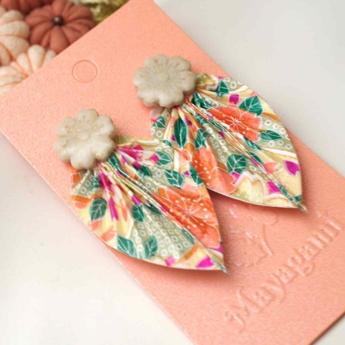 Boucles d’oreilles feuilles origami avec du papier japonais & puces en polymère résiné