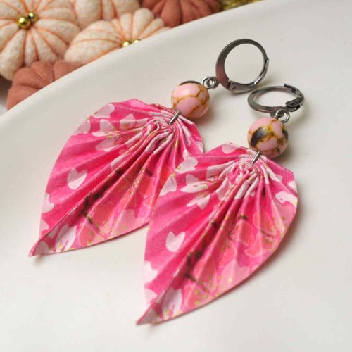 Feuilles origami rose sur des boucles d'oreilles en acier avec des perles roses