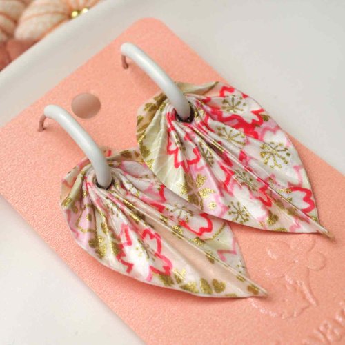 Boucles d’oreilles origami feuilles rose fleuri avec des créoles en acier et blanche