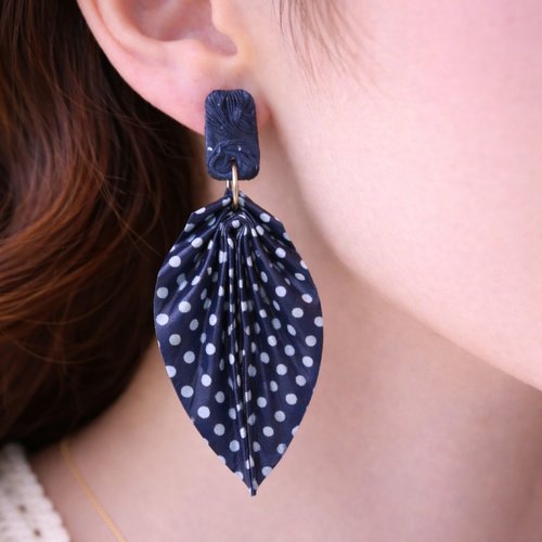 Boucles d’oreilles fantaisies printanières avec des feuilles origamis bleues et des puces de polymeres