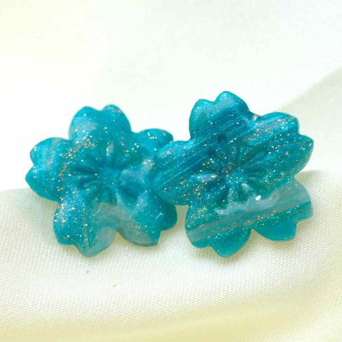 Boucles d’oreilles fleur sakura en polymère résiné et tige en acier
