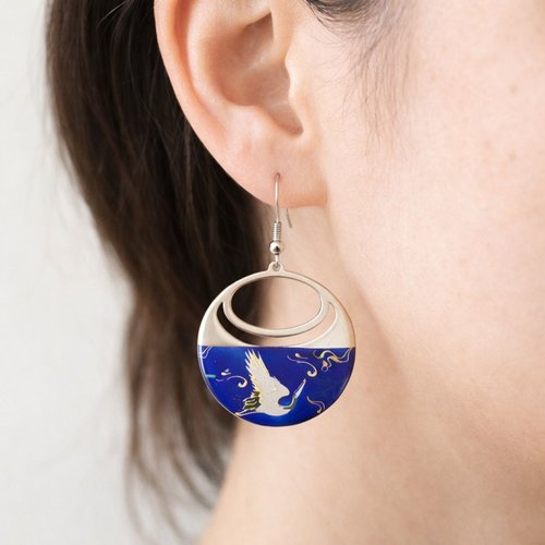 Boucles avec des médaillons recouvert de papier japonais bleu avec la grue japonaise