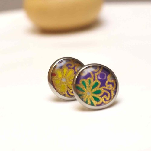 Petites boucles d'oreilles minimaliste avec des puces en acier et papier japonais coloré , création unique mayagami création