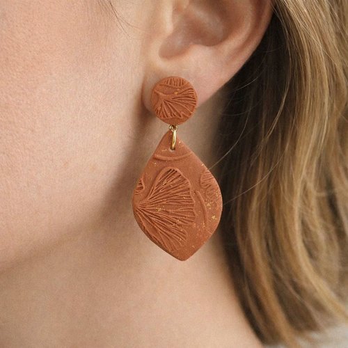 Boucles d’oreilles ginkgo en polymère au couleur terracotta
