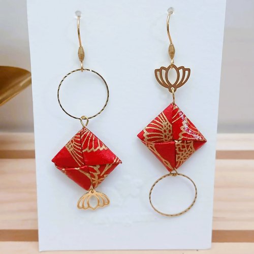 Boucles d'oreilles origami en rouge et or –bijou asymétrique
