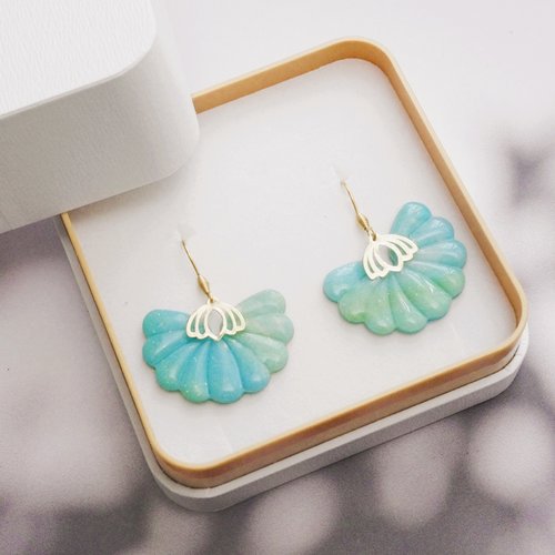 Boucles d’oreilles éventail sensu en polymère turquoise et en acier inoxydable doré