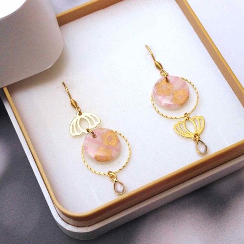 Boucles d’oreilles asymétriques en acier avec un cabochon en papier japonais rose poudré fleuri résiné