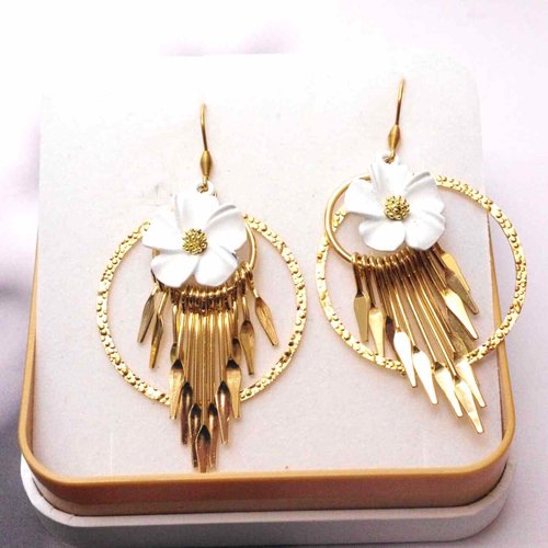 Boucles d’oreilles avec des jolies fleurs blanches et ses franges