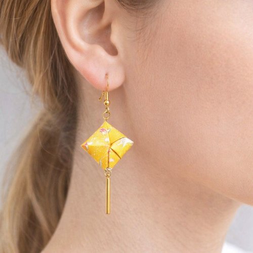 Boucles d'oreilles origami en jaune et blanc – bijou élégant et léger