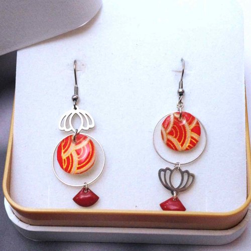 Boucles d’oreilles asymétriques rouge beige & poésie japonaise