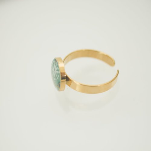 Bague en acier inoxydable doré et papier japonais washi bleu vert menthe sous cabochon en résine - bijou artisanal réglable