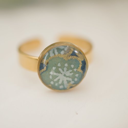 Bague en acier inoxydable doré et papier japonais washi bleu vert menthe sous cabochon en résine - bijou artisanal réglable