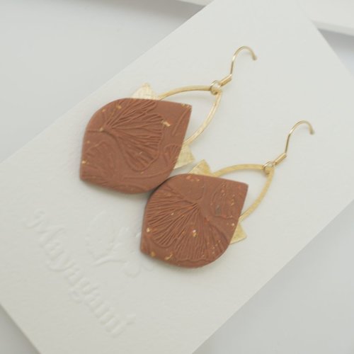 Boucles d'oreilles ginkgo biloba en argile polymère terracotta, bijoux nature relief et or, dormeuses art déco en acier inoxydable