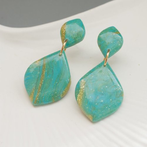 Boucles d’oreilles longues inspirées du kintsugi, bijou en pâte polymère turquoise et doré