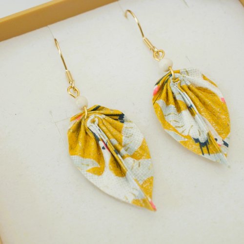 Boucles d'oreilles avec des feuilles origami en papier japonais · bijou léger · boucles fait main · cadeau unique et original pour femme
