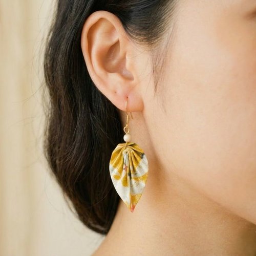 Boucles d'oreilles avec des feuilles origami en papier japonais · bijou léger · boucles fait main · cadeau unique et original pour femme