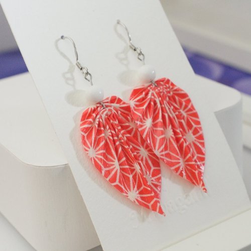 Boucles d’oreilles origami en forme de feuille végétale avec du papier japonais rouge blanc et des perles jades blanches