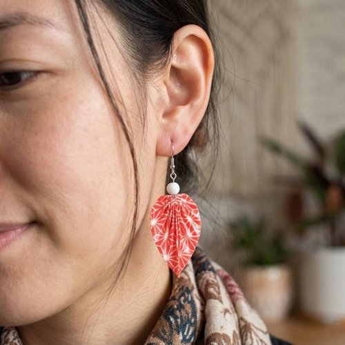 Boucles d’oreilles origami en forme de feuille végétale avec du papier japonais rouge blanc et des perles jades blanches