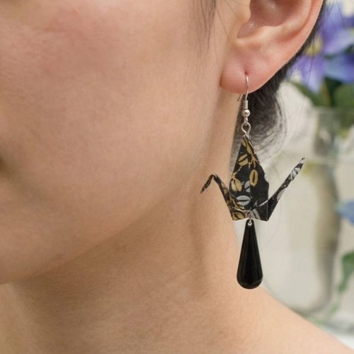 Boucles d’oreilles artisanales en origami avec une grue en papier japonais verni en acier inoxydable
