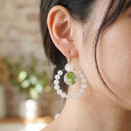 Boucles d’oreilles avec des médaillons de nacre et papier japonais résiné avec des fleurs vertes bleues