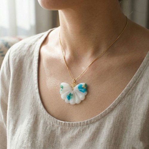 Collier éventail en polymère avec une chaine en acier