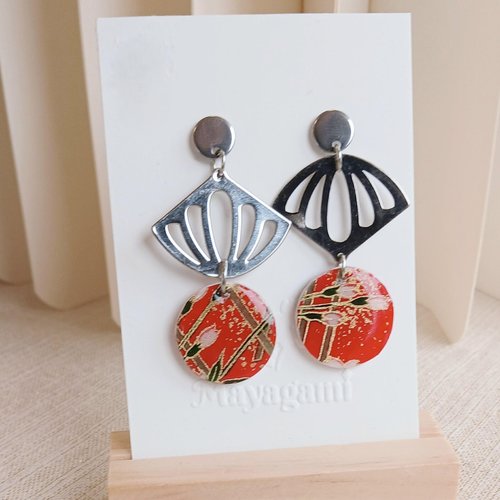 Boucles d’oreilles artisanales en acier inoxydable avec un médaillon de nacre et du papier japonais résiné , bijoux rouge argent