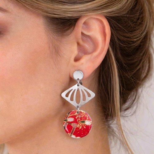 Boucles d’oreilles artisanales en acier inoxydable avec un médaillon de nacre et du papier japonais résiné , bijoux rouge argent