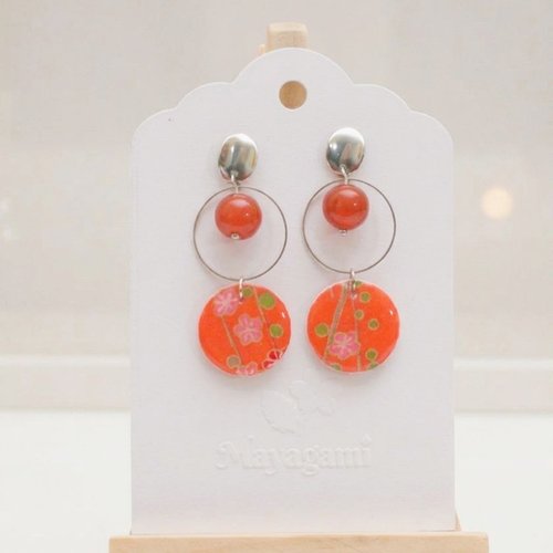 Boucles d'oreilles japonaises en acier inoxydable et nacre avec du papier washi orange résiné , cadeau femme artisanal