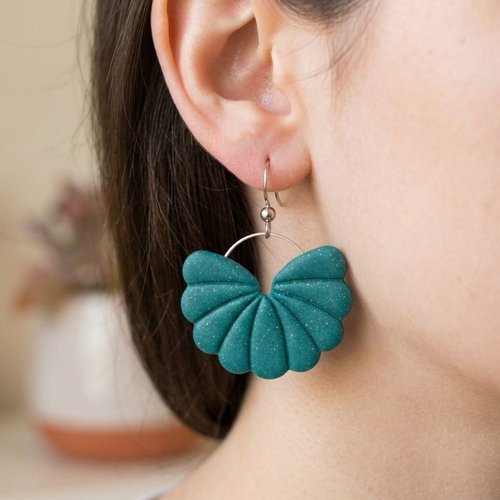 Boucles d'oreilles sensu, des boucles d'oreilles en forme d'enventail en polymère bleu vert intense et en acier