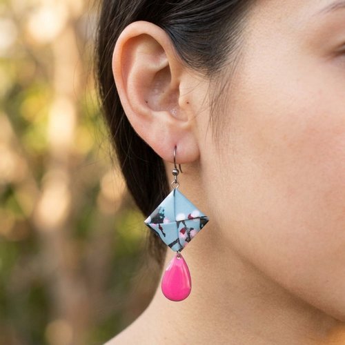 Boucles d'oreilles avec des carrés origami en papier washi bleu et or, bijou léger fait main, cadeau unique et original pour femme