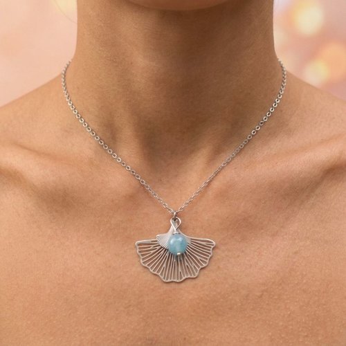 Collier de ginkgo avec une perle de cornaline solaire ou agate bleue