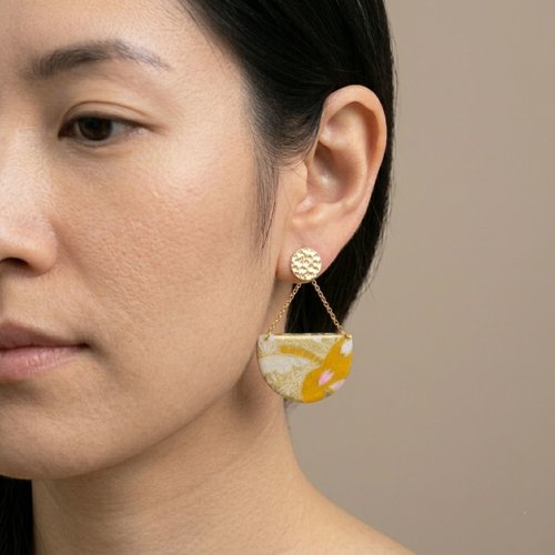 Boucles d’oreilles « sakura demi-lune » avec du papier japonais & résine