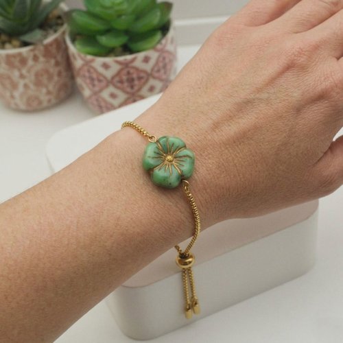 Bracelet "fleur de cerisier" avec une perle tchèque vert céladon