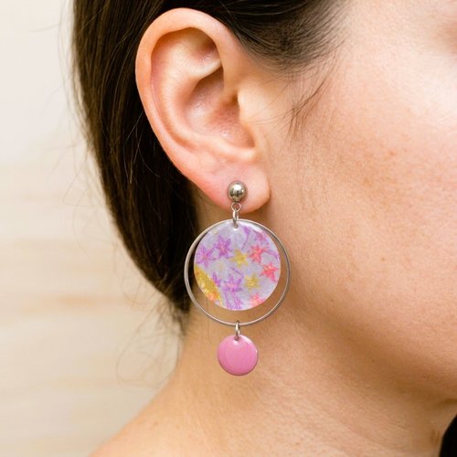 Boucles d’oreilles fleurs japonaises violettes avec du papier japonais résiné & acier inoxydable , boucles pendantes artisanales