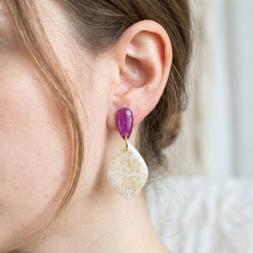 Boucles d’oreilles artisanales réalisées en polymère avec des fleurs de sakura japonaises