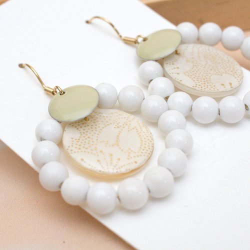 Boucles d'oreilles créoles dorées avec des jades blancs avec des médaillons recouvert de papier japonais et des médaillons en acier