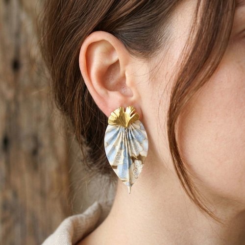 Boucles d’oreilles origami feuille en papier japonais washi bleu blanc et des feuilles ginkgo en acier inoxydable , bijou japonais