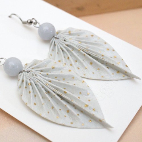 Boucles d’oreilles feuilles origami avec du papier gris bleu à pois