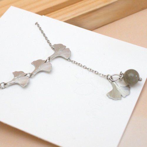 Collier "ginkgo éternel" avec une pierre naturelle la labradorite, idée cadeau pour maman