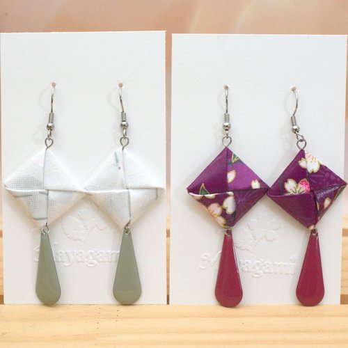 Boucles d'oreilles carré origami en boucles d’oreilles en papier japonais et acier avec une goutte émaillée