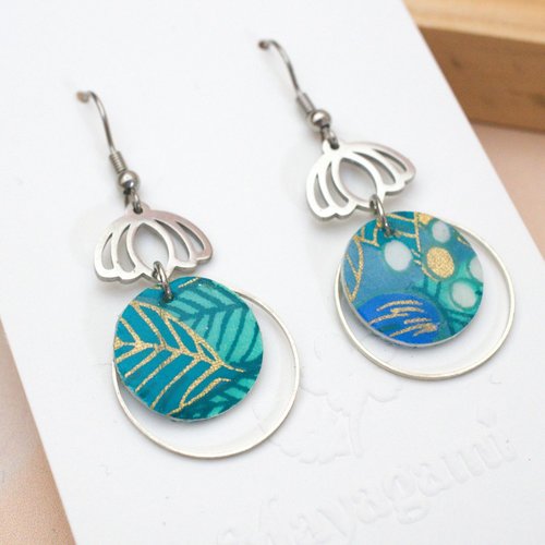 Boucles d'oreilles bleu et vert en papier japonais résiné, estampes lotus et crochets en acier inoxydable, bijou graphique poétique