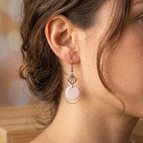 Petites boucles d'oreilles rondes rose pastel motif fleurs, graphisme japonais washi et anneau argenté, création artisanale mayagami