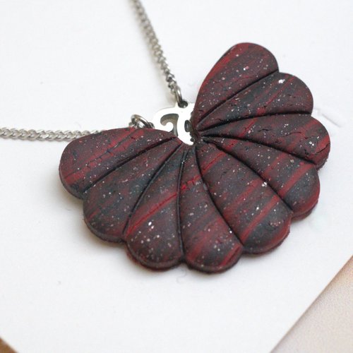 Collier eventail sensu en acier inoxydable & médaillon noir rouge en polymère
