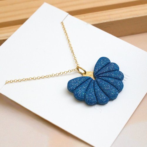 Collier artisanal avec un éventail bleu en argile polymère