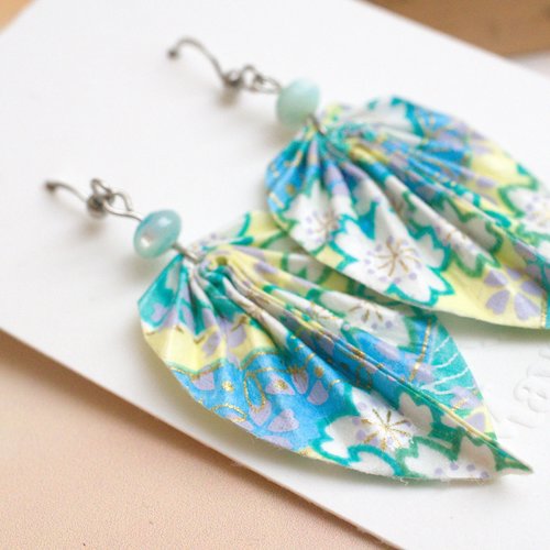 Boucles d'oreilles avec des feuilles origami en papier japonais