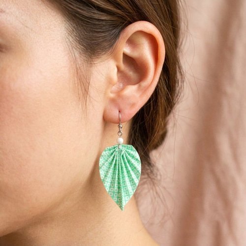 Boucles d'oreilles feuilles origami vert blanc , cadeau pour femme pour les passionnés de la nature