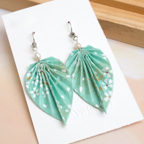 Boucles d'oreilles pendantes feuilles en origami, washi japonais vert blanc fleurii